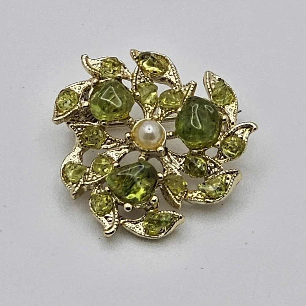 Green Peridot Rhinestone With Faux Pearl Center Accent Cluster Brooch Vintage
